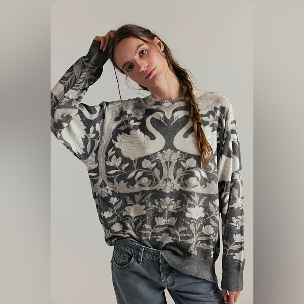 Free People We The Free Nouvelle Pattern Pullover Swan Graphic Sweatshirt Small - Picture 3 of 8